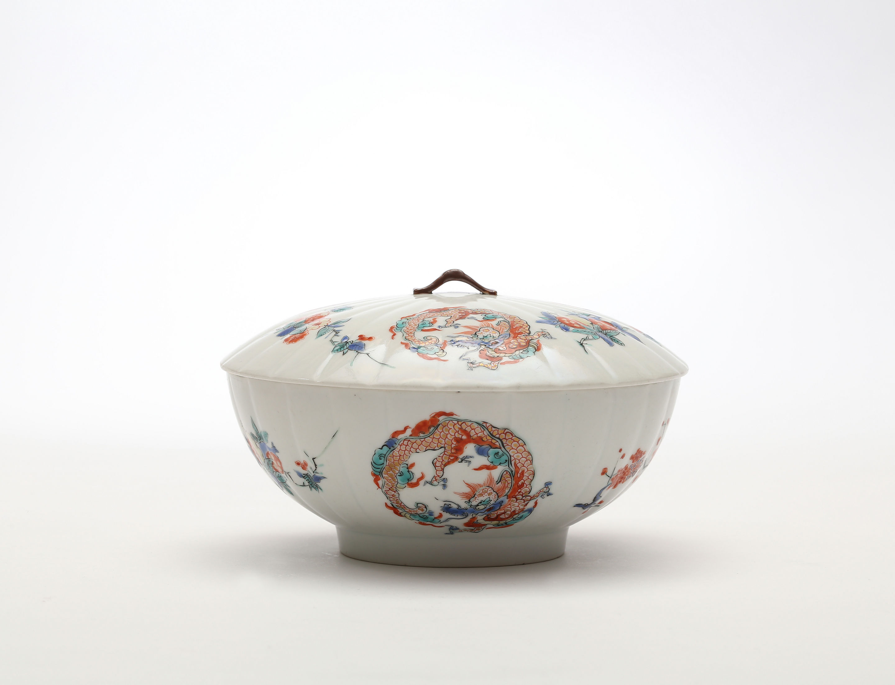 An Arita Kakiemon-style lidded bowl