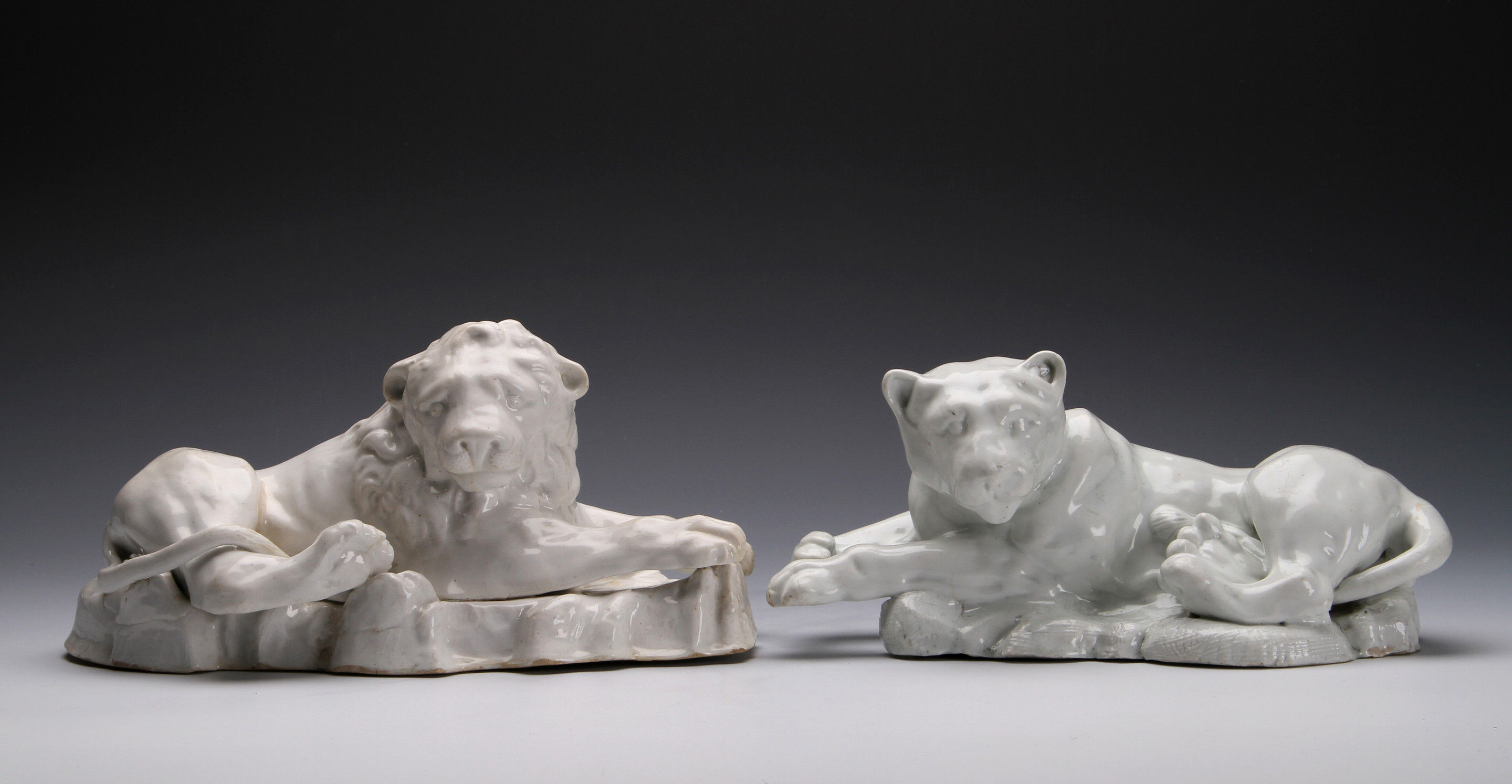 A LARGE PAIR OF BOW FIGURES OF A LION AND LIONESS